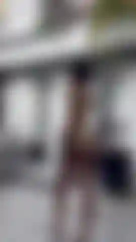 Très mouillée et nue, est-ce qu'on fait quelque chose ?