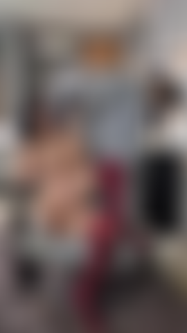 Cette chaise est très confortable ! Ma chatte est humide.