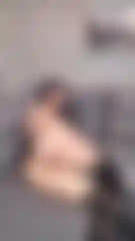 Je vais rendre ta bite très dure... Regarde-moi !