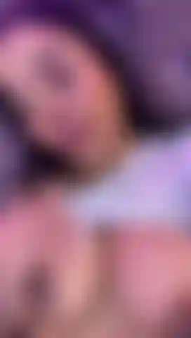 Pussy joue de manière incontrôlable avec mes doigts chauds.