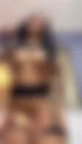 Seins rebondissants + cul écarté zoom.