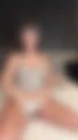 Taquine dans mes jolies chaussettes et mon string blanc se déshabillant jusqu'à mes seins gaies.