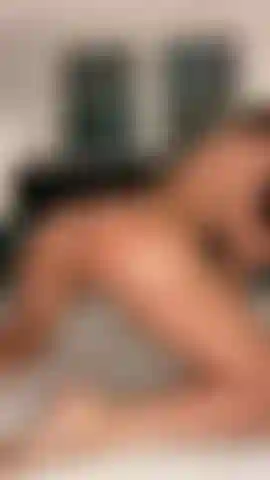 Je twerk avec de l'huile pour bébé nue.