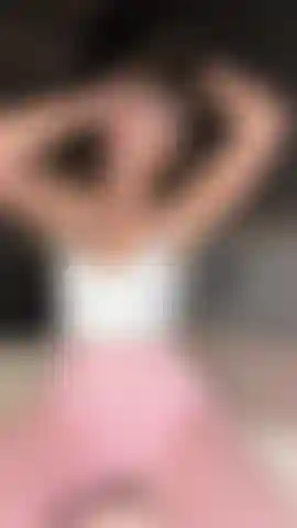 Taquine dans mes leggings de sport roses en me déshabillant jusqu'à mes seins gaies.