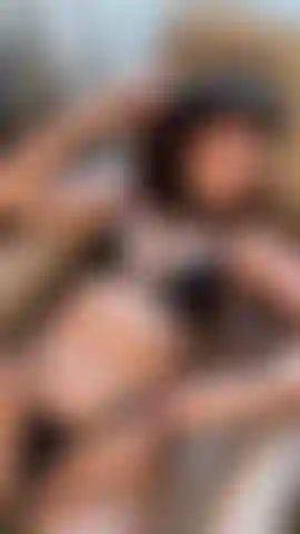 Moi dans mon ensemble de lingerie en latex et mon harnais en chaîne.