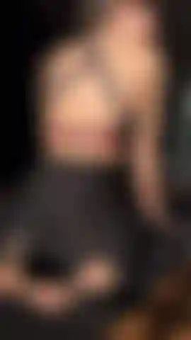 Je fronce les fesses dans un legging de gym en lycra et je taquine.