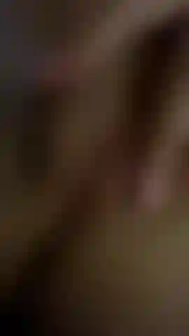 Je joue avec ma belle chatte de près.