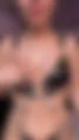 Seins huilés et jeu de tétons.