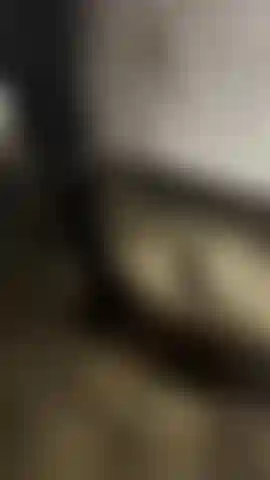 Moi penchée dans mes bas en latex et mes bretelles.