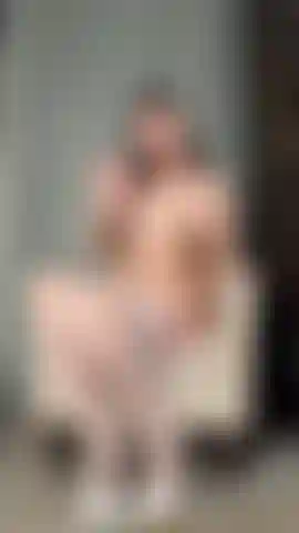 J'écarte les jambes en bas blancs et talons.