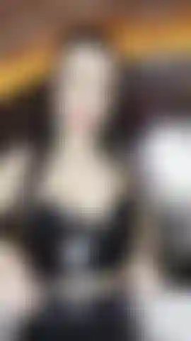 Déesse emily latex asmr toute mouillée dans le bain.