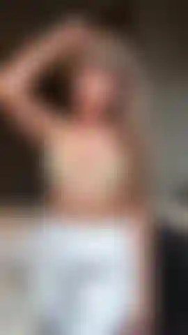 Taquine dans ma bralette et mon jogging en me déshabillant jusqu'à mes seins gaies.