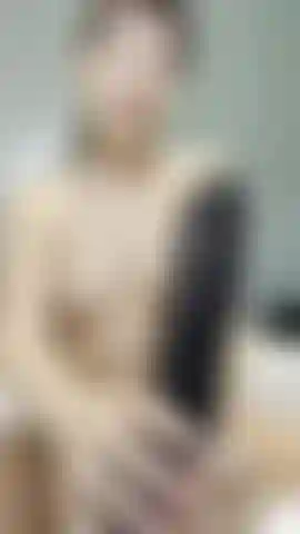 Seins nus, avec un gode bâclé de 9 pouces, de la bave et des crachats partout sur moi.