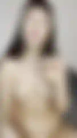 Emily effrontée crachant sur son plug anal.