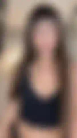 Je te taquine dans mon haut en lycra et mon string en me déshabillant jusqu'à mes seins gaies.