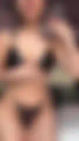 J'huile mes abdominaux, mes fesses et mon soutien-gorge effet mouillé