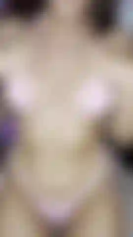 Strip tease en bikini rose et twerk.