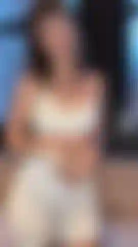 Je taquine et je me déshabille dans mes vêtements de sport.