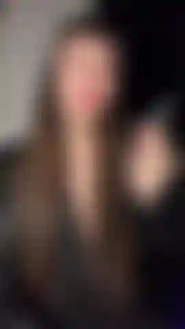 La déesse emily fumant en cuir et en dentelle avec des lèvres rouges.