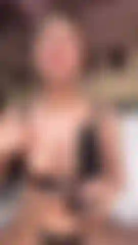 Huilée, avec un gode baveux et bâclé.