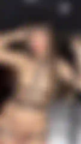 Nue et taquine dans mon harnais en cuir.