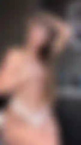 Taquine dans mon string en dentelle blanche.