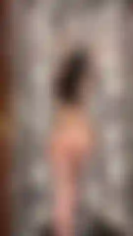 Douche au ralenti, taquine nue.