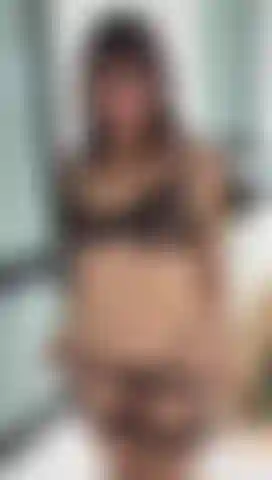 Je baise ma chatte chaude dans le jardin.