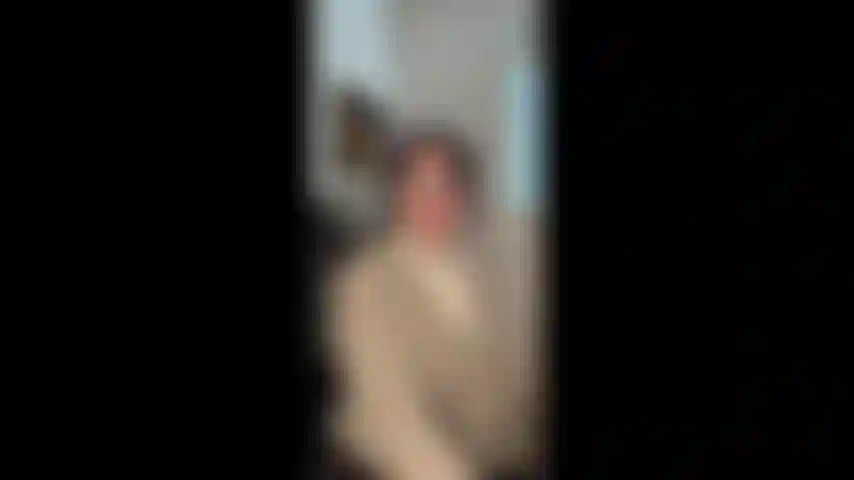 Le patron profite d'un employé avec un petit ami (jeu de rôle).