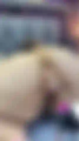 Je joue à l'anal avec une machine.