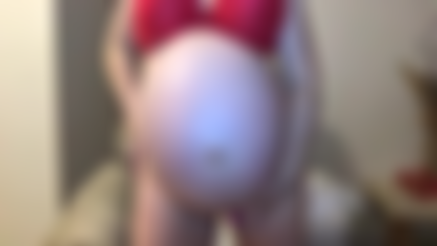 Une femme enceinte (42 semaines) tellement gros ventre