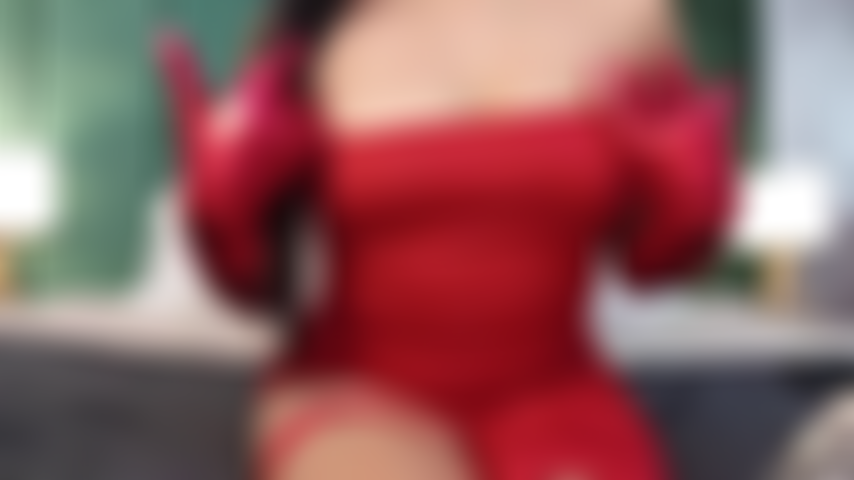 En robe rouge.