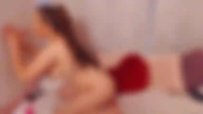 Tu vois cocu ? C'est comme ça que je suce la grosse bite de mon amant devant toi !