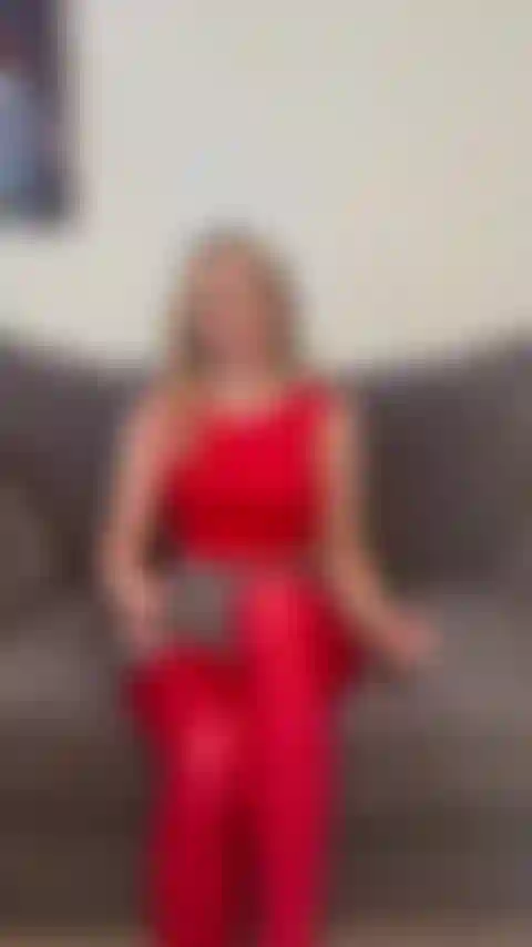 Joi en nylon rouge sur un gode.