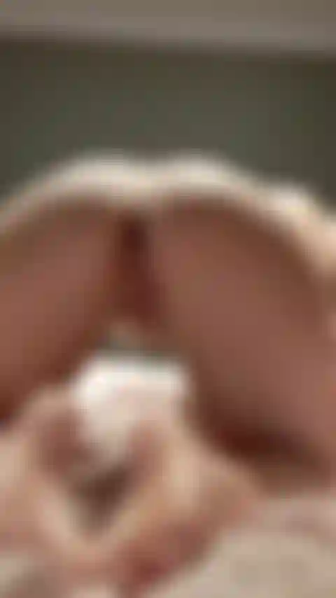 Je joue avec ma chatte en levrette.