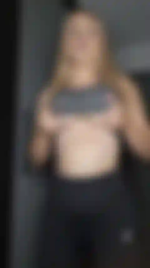 Tellement excitée, alors j'enlève mes vêtements de sport et je joue avec ma baguette.