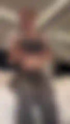 Un strip-tease rapide en salle de sport.