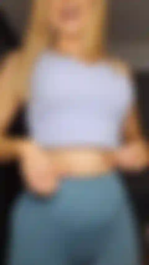 Je me déshabille de mes vêtements de sport.