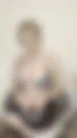 Une femme de ménage sexy vous a surpris en train de perverser et veut vous donner du plaisir.