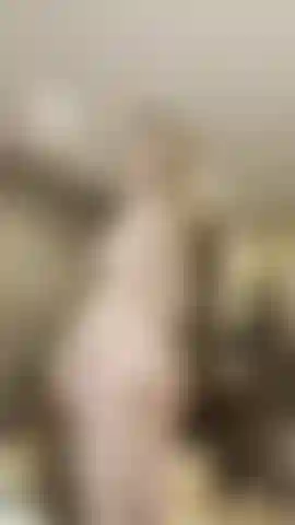 Essayez des tenues pour une soirée sexy.