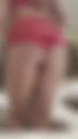 Des perles anales en short de pyjama effronté.