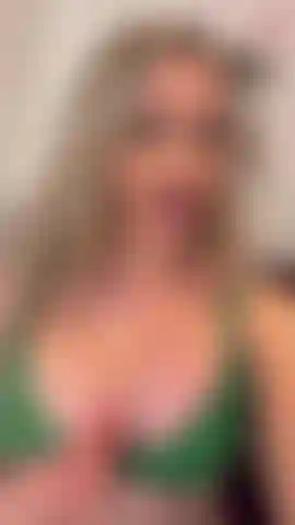 Exhibant de la lingerie verte.