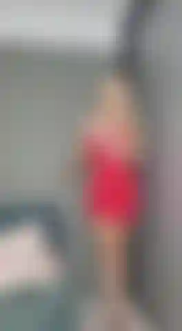 Cumming dans ma robe rouge sexy et mes talons aiguilles.