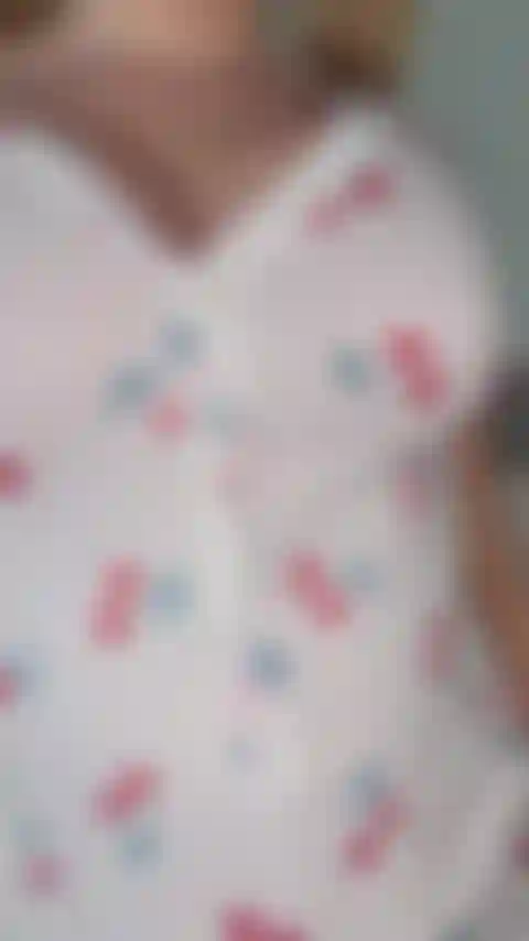 Obéissante et innocente dans ma barboteuse rien que pour toi.