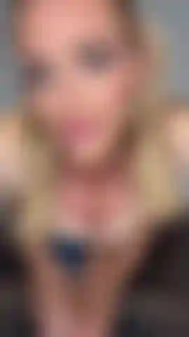 Une femme mûre coquine veut te sucer dans le dos de son mari.