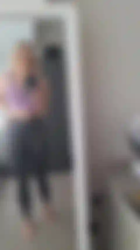 Je me regarde dans le miroir pendant que je joue et jouis.