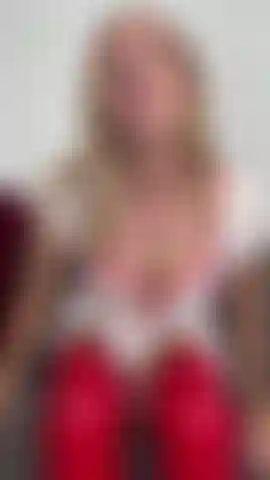 L'infirmière coquine emma a besoin de te faire un massage de la prostate et de branler ta bite avec ses gants médicaux.