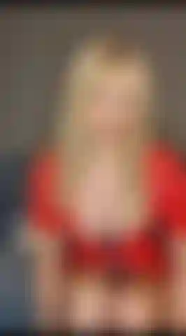 Maîtresse en pvc rouge vous faisant adorer et contrôlant votre branlette.