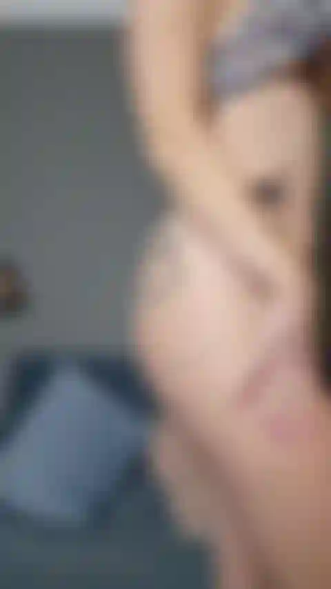 Je joue avec mon suceur de clitoris en bikini.