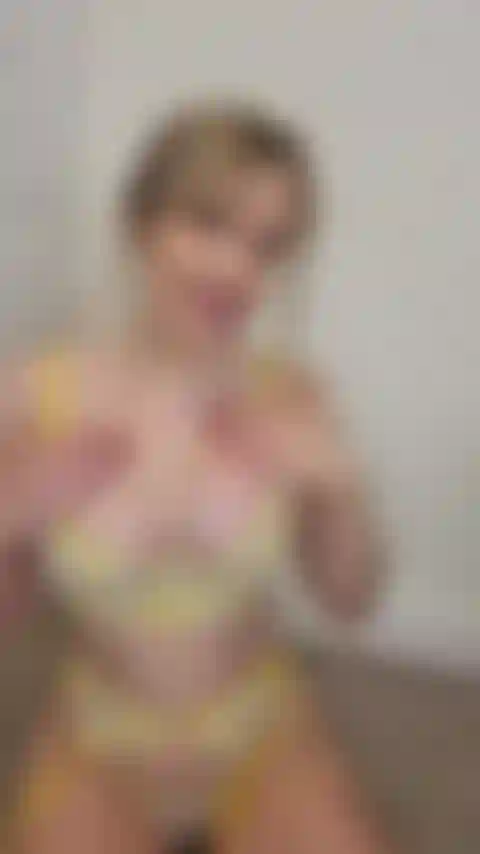 Enlevant ses sous-vêtements jaunes.